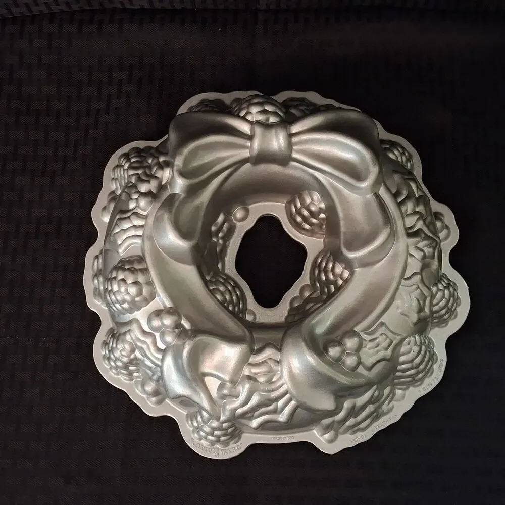 Nordic Ware Holiday Wreath Bundt Cake Pan Christmas 12